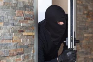 Einbrecher an der Tür